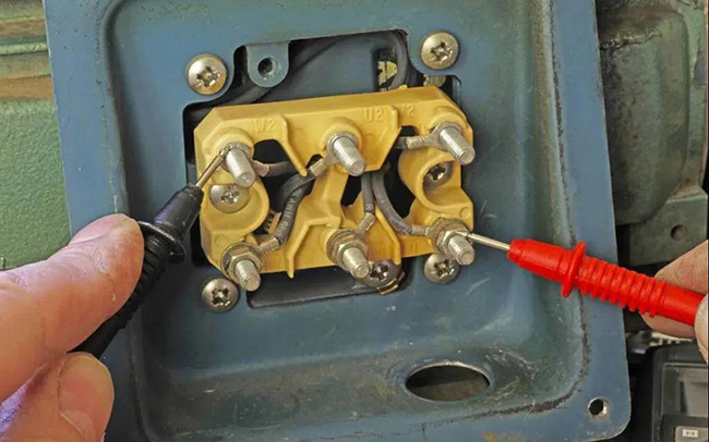 圖為電工在測量西瑪電機絕緣電阻的照片 圖為電工在測量西瑪電機絕緣電阻的照片